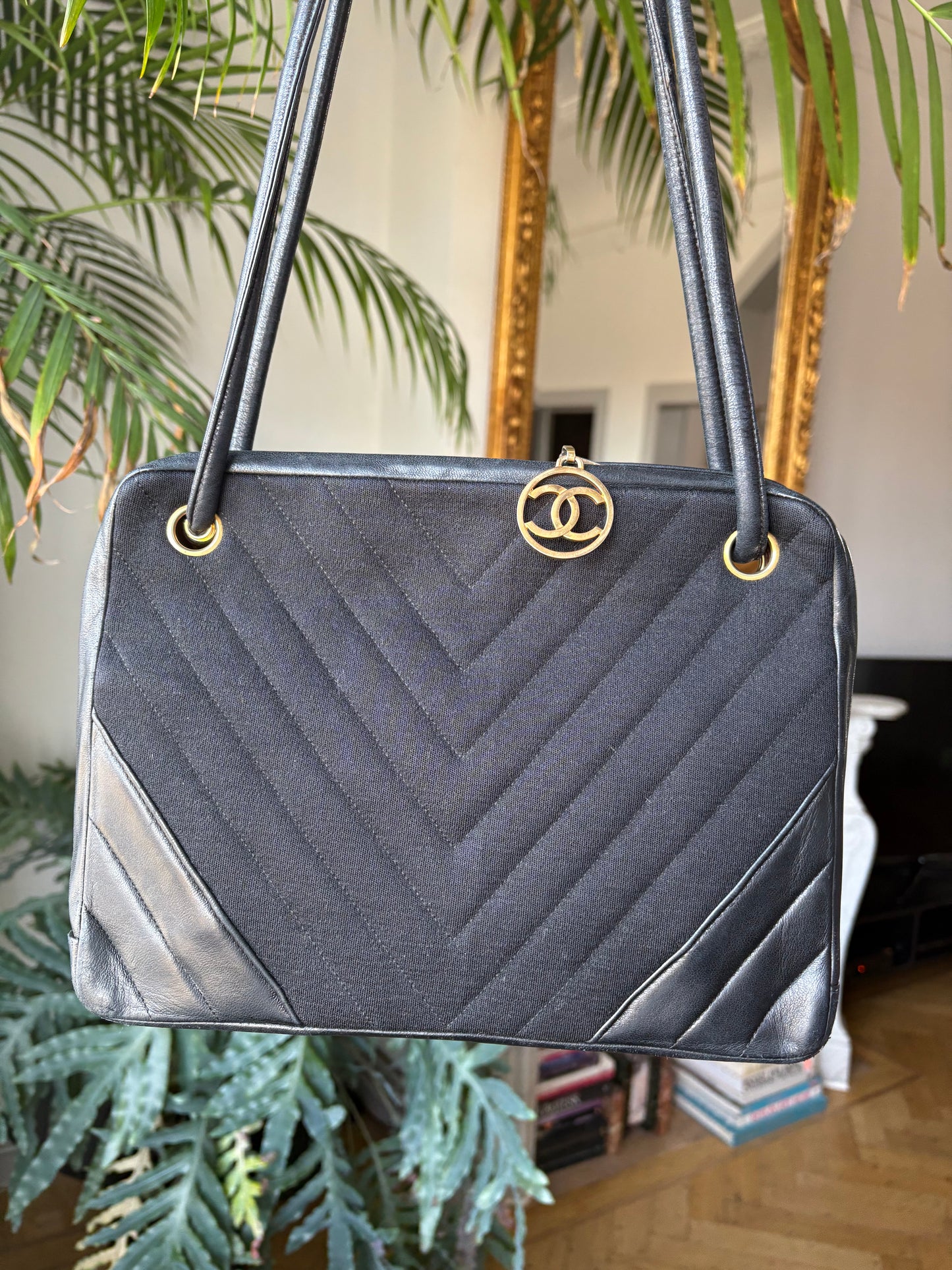 Chanel vintage shoulder bag