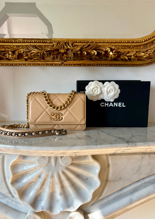 -RESERVED-Chanel 19 WOC