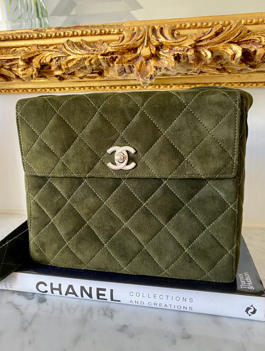 Chanel vintage suède crossbody bag