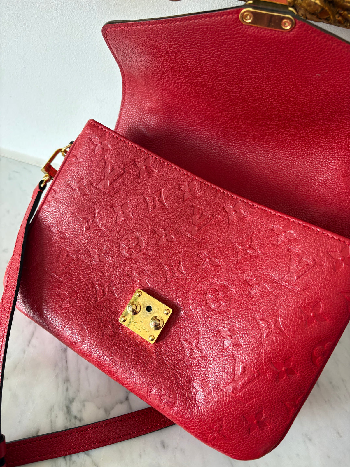 Louis Vuitton Métis Empreinte red